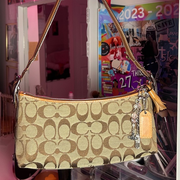 Coach Handbags - Coach Y2K Vintage Hamptons Demi East West Bauguette